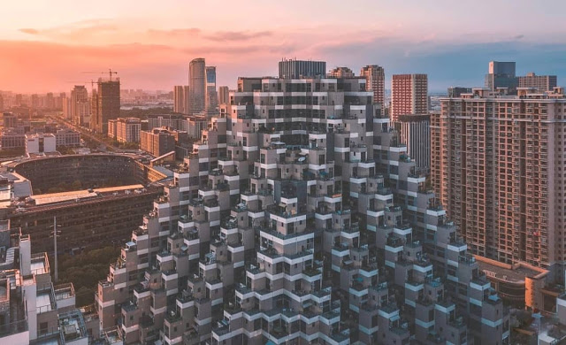 Tòa chung cư 18 tầng ở Côn Sơn (Trung Quốc) thu hút sự chú ý của nhiều người bởi kiến trúc kỳ lạ, giống kim tự tháp. Nhìn từ trên cao, công trình giống như một khối lego xếp chồng lên nhau một góc 45 độ. 