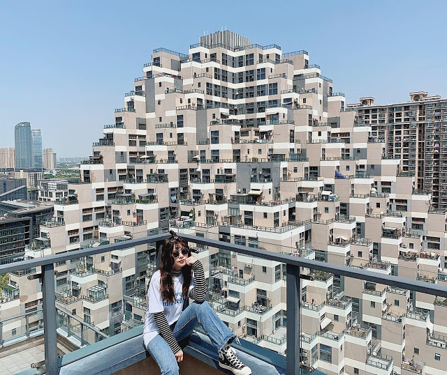  Tòa nhà cao 100 m được hoàn thành vào năm 2013. Kiến trúc sư của công trình này cho biết ông đã lấy cảm hứng từ ruộng bậc thang truyền thống ở Trung Quốc. 
