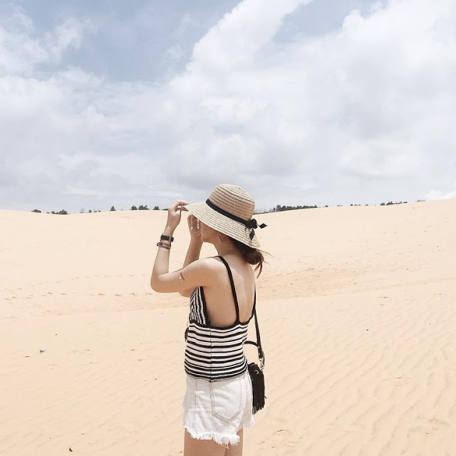 Mũi Né, hay còn gọi đồi cát bay, là địa điểm du lịch nổi tiếng của Bình Thuận với diện tích vùng sa mạc hóa khá rộng lớn. Tại đây, cồn cát Bàu Trắng là nơi hấp dẫn du khách lui tới nhất. Gió thổi liên tục khiến địa hình của những đồi cát "thiên biến vạn hóa" theo thời gian.