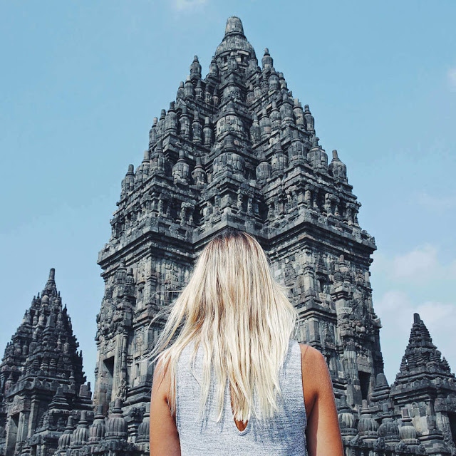 Nằm cách Yogyakarta 18 km về phía đông, ngôi đền có 240 tháp lớn nhỏ với kiến trúc độc đáo, trang trí bằng phù điêu cùng hoa văn ấn tượng, là điểm dừng chân của hàng triệu du khách mỗi năm. Đêm xuống, khi ánh mặt trời lụi dần qua những đỉnh núi, các tòa tháp rọi bóng trên bầu trời đen sẫm đem đến vẻ đẹp bí ẩn hiếm nơi nào có được.