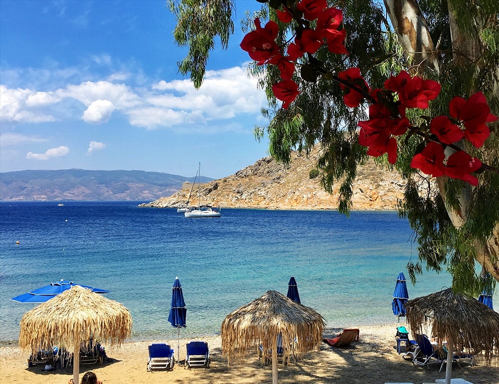Bãi biển Agios, bãi biển đẹp nhất đảo Hydra thường phục vụ cho khách du lịch.
