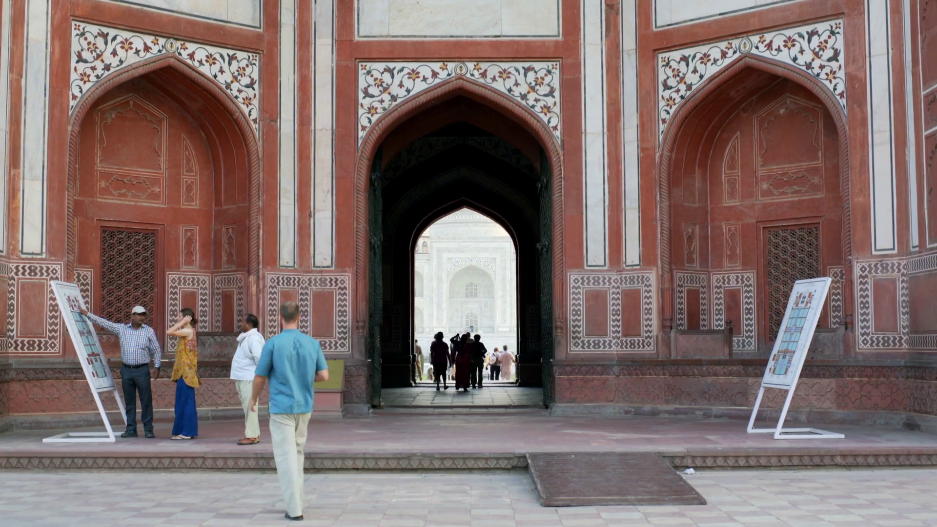 Cổng chính của đền Taj Mahal có các dòng chữ pishtaq được viết trên cửa, thiết kế đối xứng to nhỏ để du khách nhìn vào sẽ thấy bằng nhau.