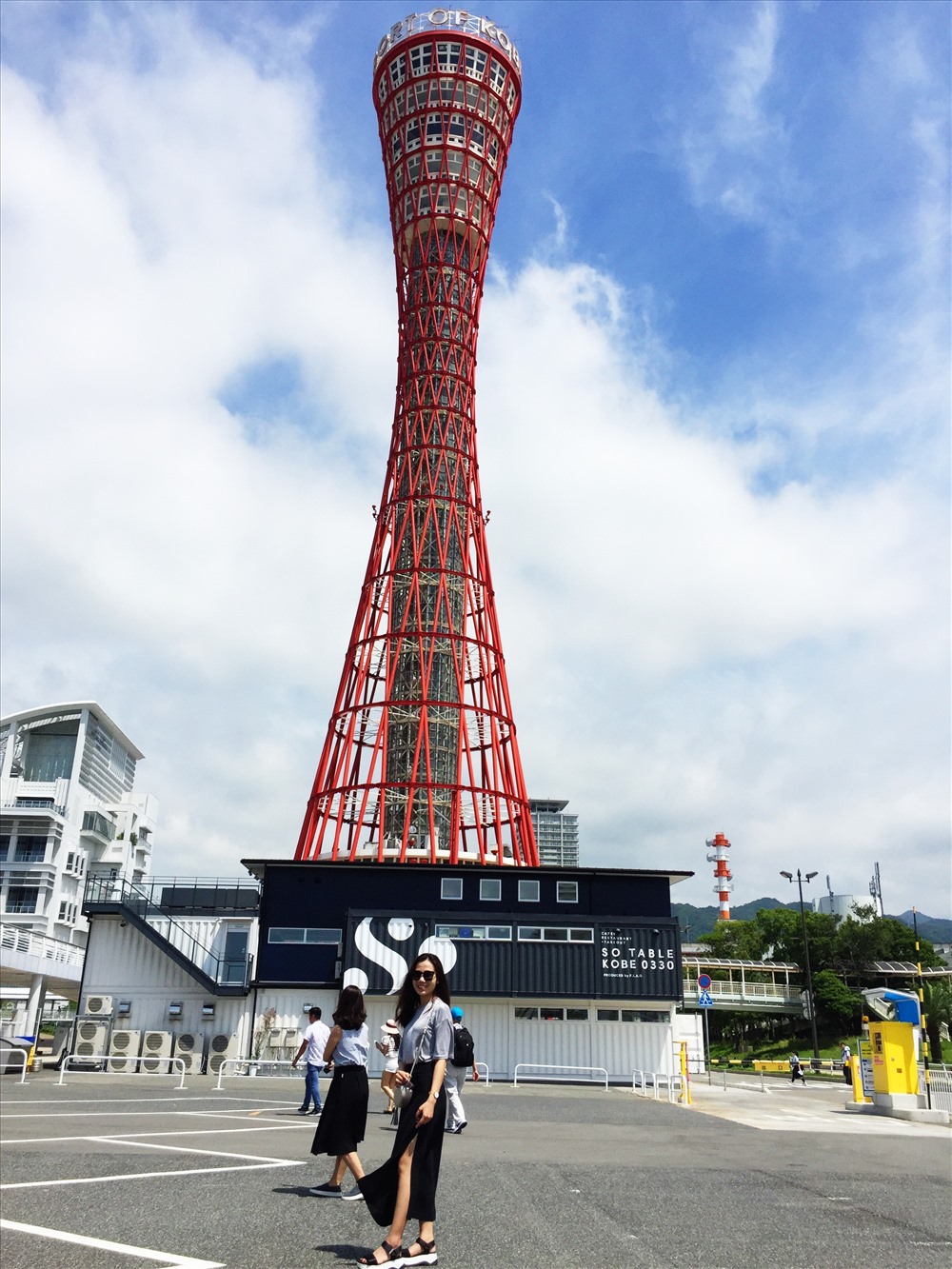 Ngoài ra, tại Cảng Kobe còn có Tháp Cảng Kobe, đây là tháp ngắm cảnh có cấu trúc dạng ống, có thiết kế rất độc đáo, hiếm có thể thấy trên thế giới. Với “cấu trúc Song Khúc Diện” hình cổ lọ, tựa như một trống của Nhật bản. Vì nét đặc trưng đó, nên nó được gọi tên là “Tòa tháp mỹ nữ” - mang nét đẹp mềm mại của một người con gái và trở thành biểu tượng của thành phố Kobe. Ảnh: Linh Gooner