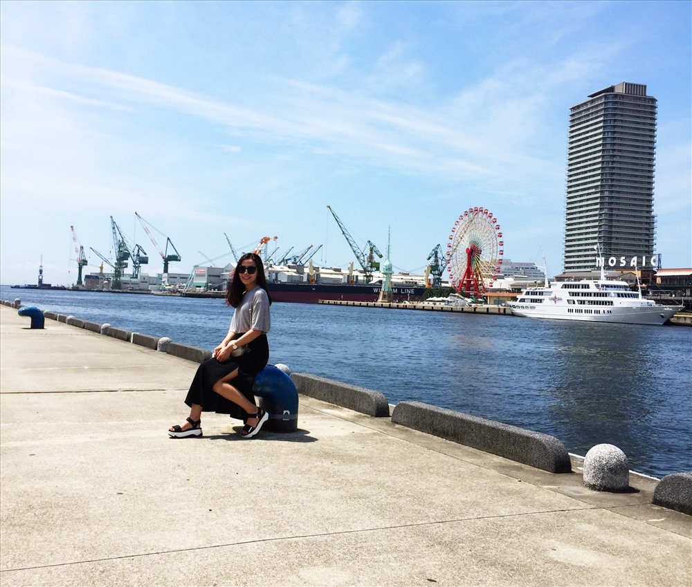 Du khách thích thú check-in tại cảng Kobe. Ảnh: Linh Gooner