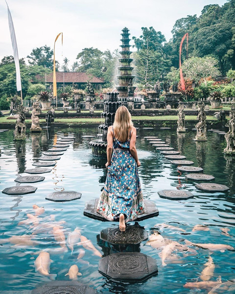 Những con cá chép đầy màu sắc bơi lội tự do trong hồ là điểm thu hút nhất tại khu vườn của cung điện. Bạn có thể thoải mái đi lại cho cá ăn và chụp ảnh tại con đường độc đáo làm từ những tấm gạch "nổi" trên mặt nước. Hồ nước tuyệt đẹp của khu vườn cùng những con cá chép thân thiện chính là hình ảnh khiến cung điện Tirta Gangga trở thành điểm check-in hot nhất nhì miền đông Bali.