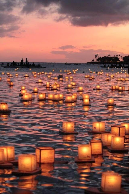 Kết thúc lễ hội Obon, người Nhật Bản sẽ thả vô số những đèn hoa đăng trên mặt nước, còn gọi là nghi thức Togo Nagashi. Đây được thay cho lời chào tạm biệt để các linh hồn tổ tiên có thể trở về thế giới riêng của họ sau chuyến viếng thăm con cháu.