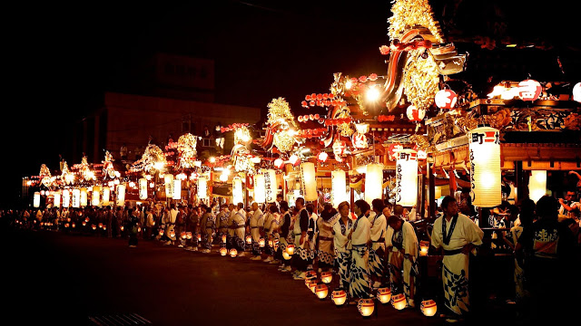Tương truyền, vũ điệu Bon-Odori được bắt nguồn từ câu chuyện về Phật tử Mokuren. Đến nay, điệu nhảy Bon-Odori đã phát triển thành rất nhiều phong cách khác nhau và ngay cả nhạc nền cũng tùy theo từng vùng. Kiểu truyền thống điển hình là các vũ công nhảy múa vòng tròn quanh một giàn gỗ gọi là Yakura.