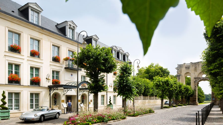 Khách sạn 5 sao khai trương năm 2012 nhằm thu hút khách du lịch đến thăm cảnh quan tuyệt đẹp nơi đây. Ảnh: Auberge du Jeu de Paume