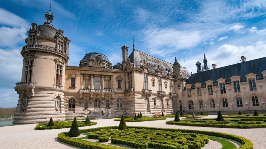 Khung cảnh xung quanh giống như Cung điện Versailles. Ảnh: Auberge du Jeu de Paume