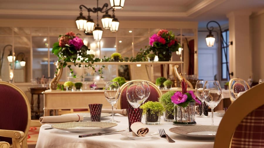 Nhà hàng được xếp hạng Michelin phục vụ các món ăn thượng hạng. Ảnh: Auberge du Jeu de Paume