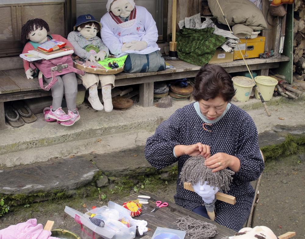 Ghé thăm gôi làng bù nhìn siêu kỳ lạ ở Nhật Bản, nơi búp bê con đông hơn con người gấp chục lần - Ảnh 5.