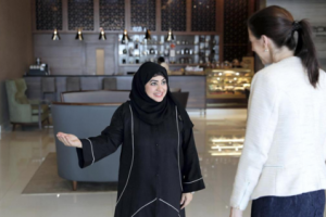 Khách sạn Dubai cấm nhân viên chào lịch sự với khách
