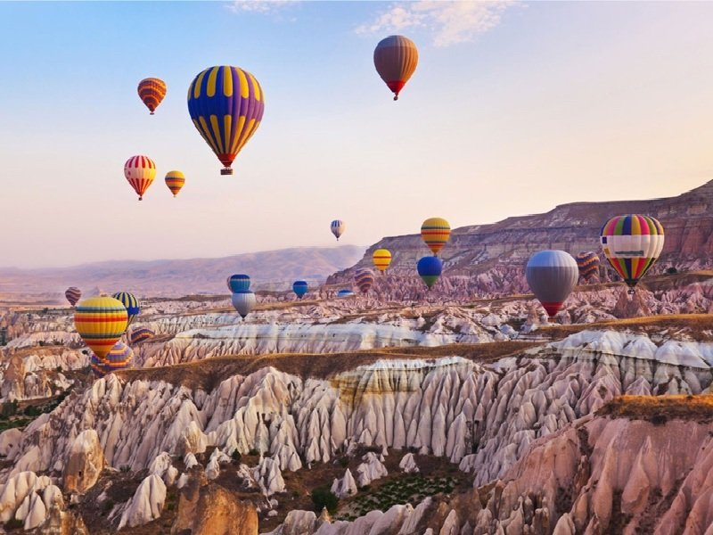 Mùa Xuân ở Thổ Nhĩ Kỳ còn đặc sắc hơn với hình ảnh các khinh khí cầu đủ màu sắc bay lơ lửng trên những vách đá tại thành phố đá Cappadocia