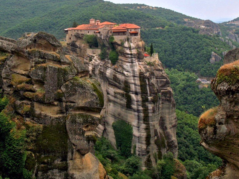 Tu viện Sumela nằm cheo leo và cô độc trên cách núi ở Thổ Nhĩ Kỳ