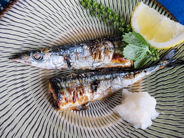 Nhật Bản nổi tiếng với các món hải sản nên vào mùa thu bạn chắc chắn sẽ được thưởng thức hương vị này. Cá thu đao được thu hoạch từ giữa tháng 9 đến đầu tháng 10. Cách chế biến món ăn này khá đơn giản, cá thu đao được nướng với muối hòa quyện với “vị” khói của than hồng.    Tuy không phải là loại cá đắt đỏ như nhiều loài hải sản khác nhưng cá thu đao lại sở hữu hàm lượng dinh dưỡng cao, chứa EPA, DHA rất cần cho sự phát triển não bộ và võng mạc mắt nên là món ăn mà bạn sẽ chẳng thế chối từ khi ở Nhật mùa này.