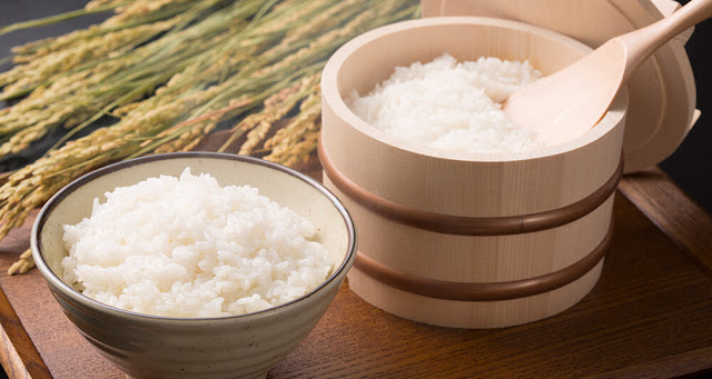 Việc thu hoạch đầu tiên của lúa trong mùa thu, được gọi là shinmai, hoặc “lúa mới”, được coi là có một hương vị hoàn toàn khác so với gạo thu hoạch quanh năm. Nhật Bản thường sẽ nói rằng gạo mới là ẩm ướt hơn, ngọt ngào hơn.    Nấm, khoai lang và hạt dẻ thường được dùng để hấp trong món cơm. Tuy nhiên, khi Nhật Bản vào thu, mọi người lại thích thay thế bằng hạt bạc quả hấp cùng gạo Shinmai mới thu hoạch.
