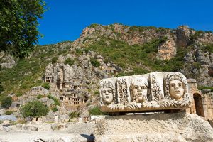 Khám phá vẻ đẹp khó tả của những ngôi mộ đá cổ ở Myra – Thổ Nhĩ Kỳ