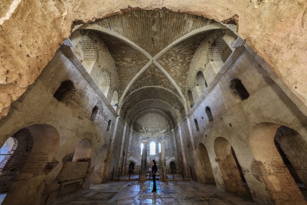 Khám phá vẻ đẹp khó tả của những ngôi mộ đá cổ ở Myra – Thổ Nhĩ Kỳ
