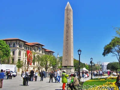 Cột đá Theodosius sừng sững giữa quảng trường hippodrome tại Istanbul