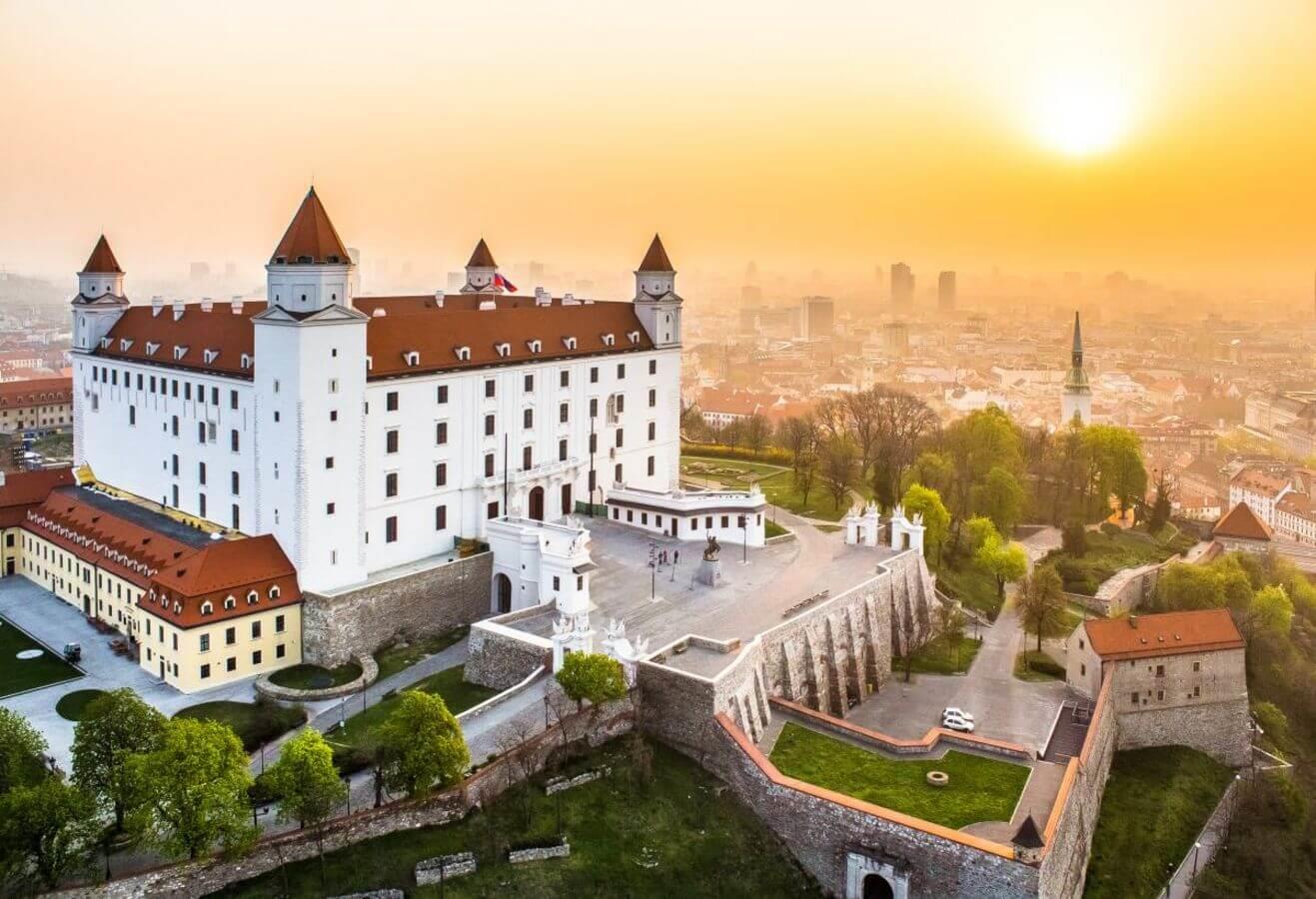 Bratislava là một thành phố hiện đại trên sông Danube
