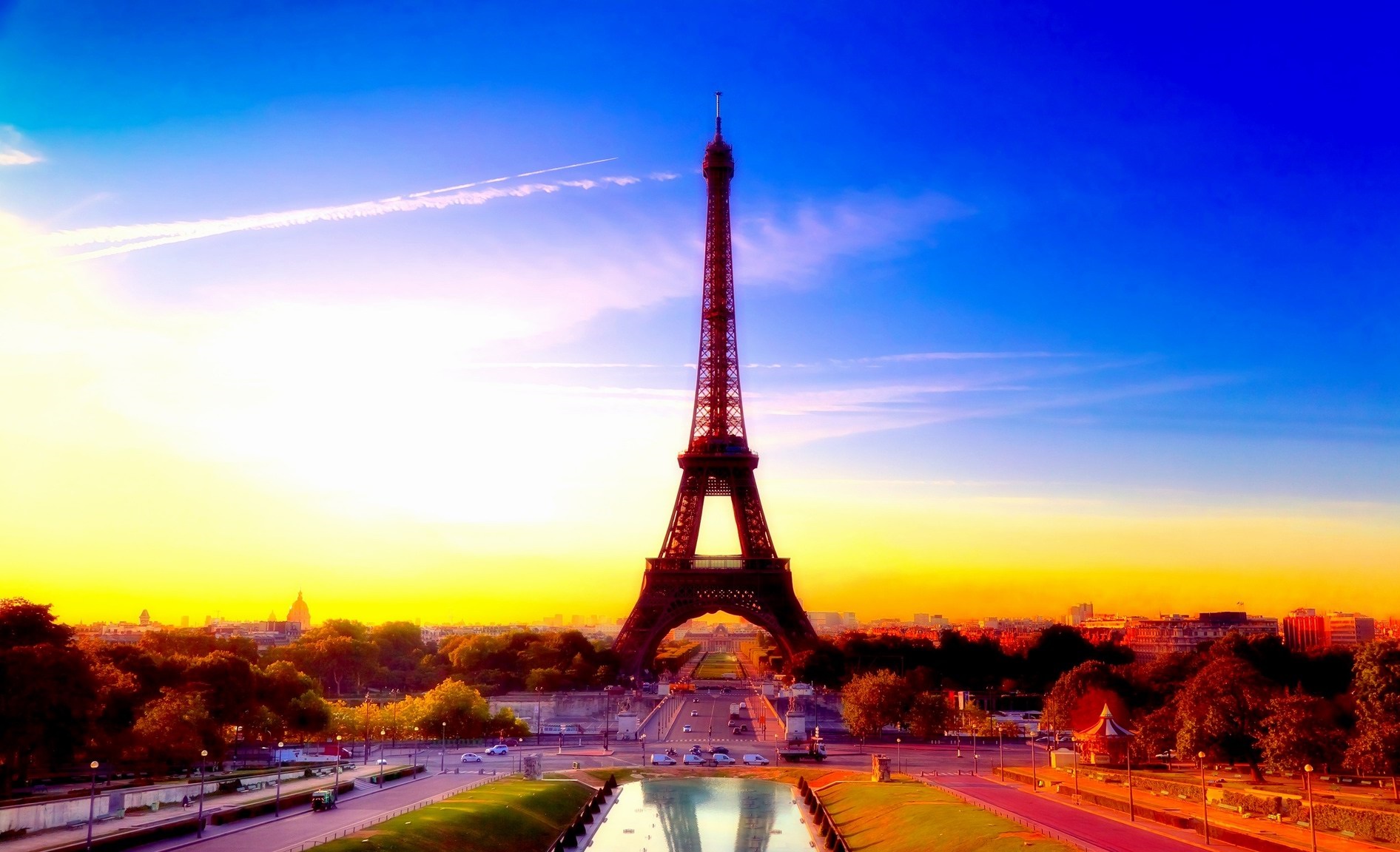 Tháp Eiffel là một điểm đến du lịch tại nước Pháp nổi tiếng trên toàn thế giới hiện nay