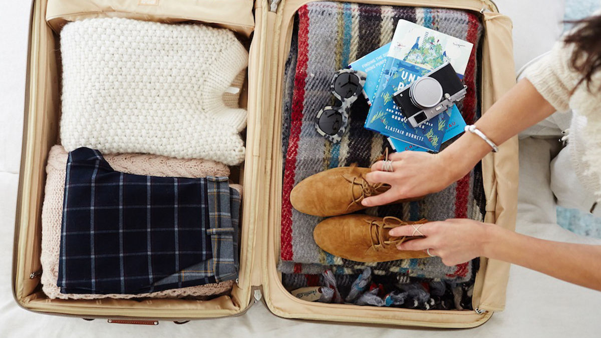 Hãy mang theo quần áo cùng một số vật dụng cá nhân cần thiết cho cuộc sống hàng ngày của mình khi đi du lịch